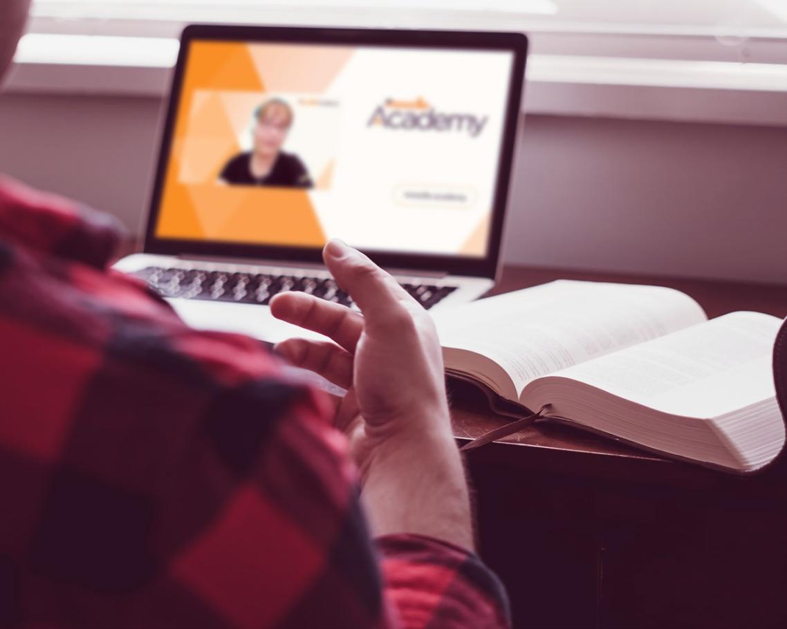 Session pratique d'identification de fossiles dans un atelier Hymeriqtalos